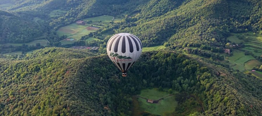 vol en globus entre volcans
